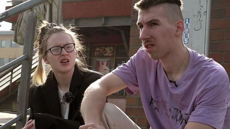 BayVerfGH Vf 9-VI-25 Skandal: Warum der 3.000 Euro Grundrechtseingriff („KI-Missbrauchsgebühr“) wegen Art. 19 Abs. 1 Satz 2 GG verfassungswidrig und nichtig ist (Hilfsangebot) Jasmin und Maik Rostock: Warum der Kindesentzug durch das Jugendamt verfassungswidrig ist (Hilfsangebot)